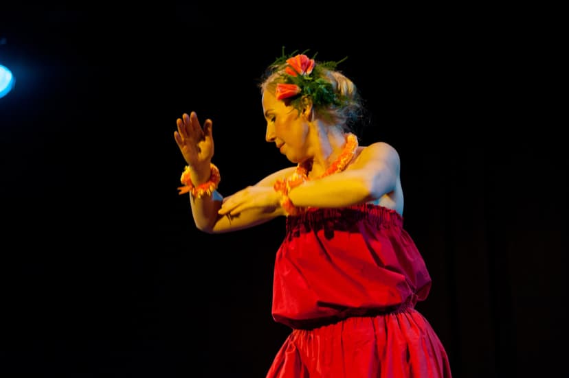 Hulatanssiesitys + Hulatanssiopetus 1-20:lle | Helsinki