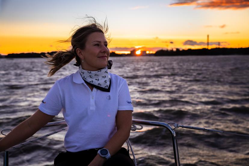 Päivä meren aalloilla luksuskatamaraanilla – yleisöpurjehdukset | Helsinki