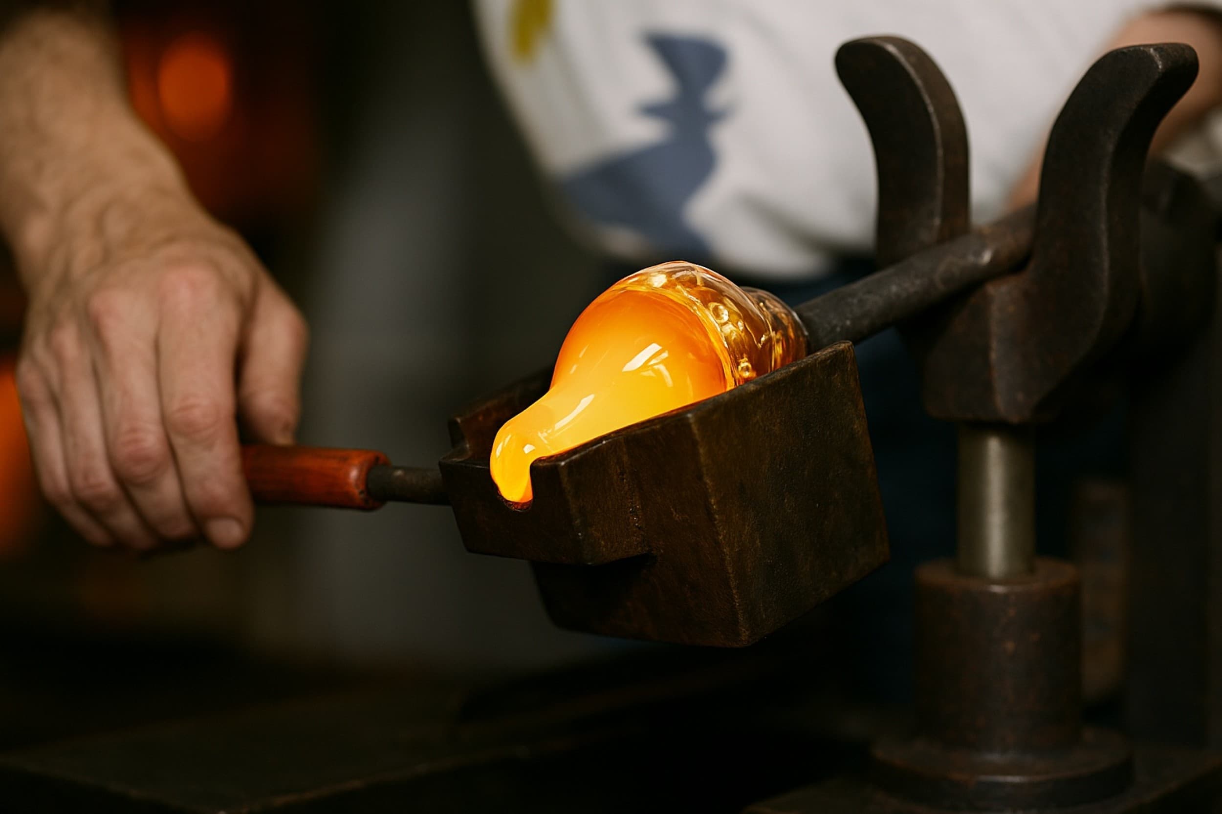 Yhteisen lasiesineen teko - lasinpuhalluskurssi kahdelle | Fiskars | Elamyslahjat