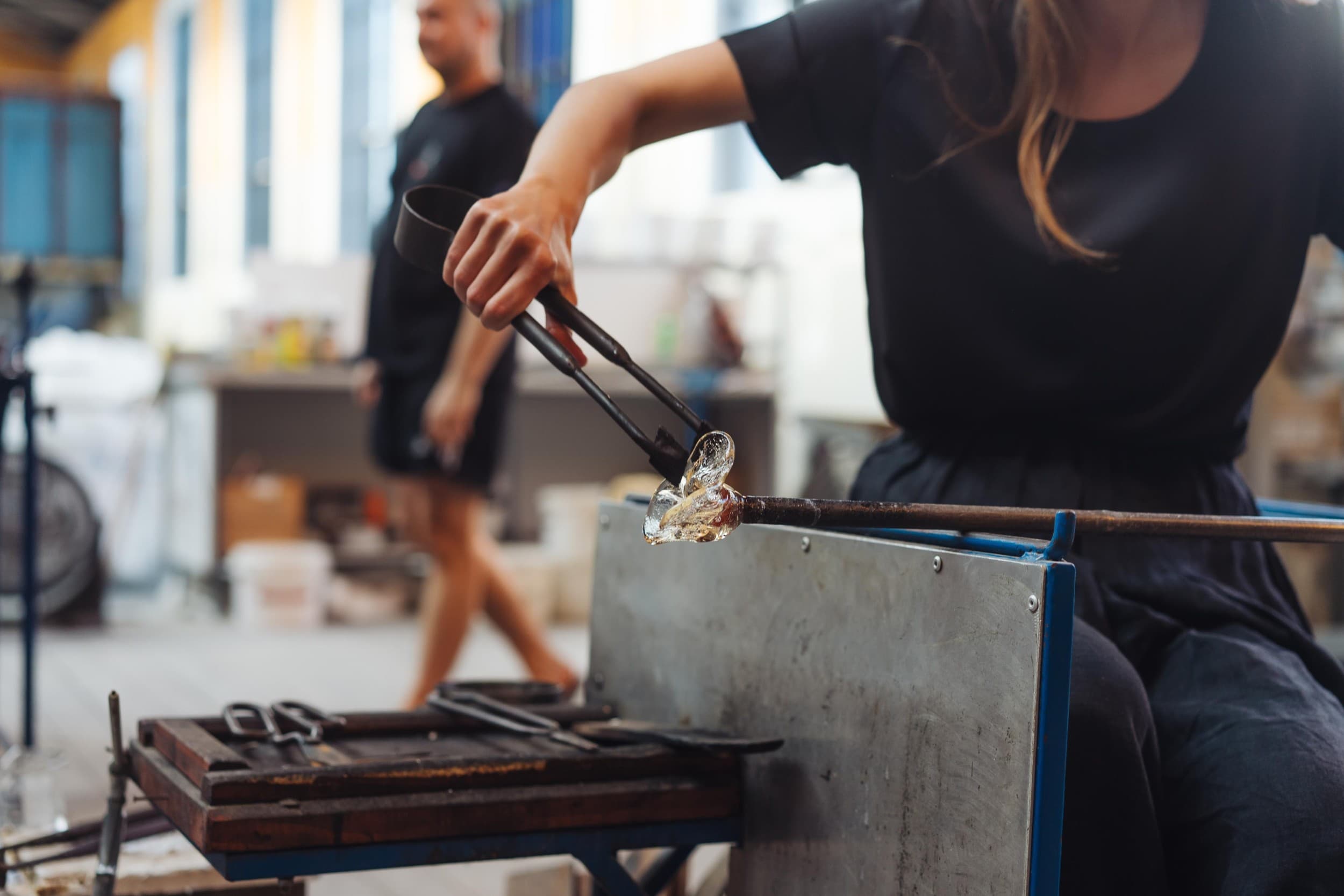Yhteisen lasiesineen teko - lasinpuhalluskurssi kahdelle | Fiskars | Elamyslahjat