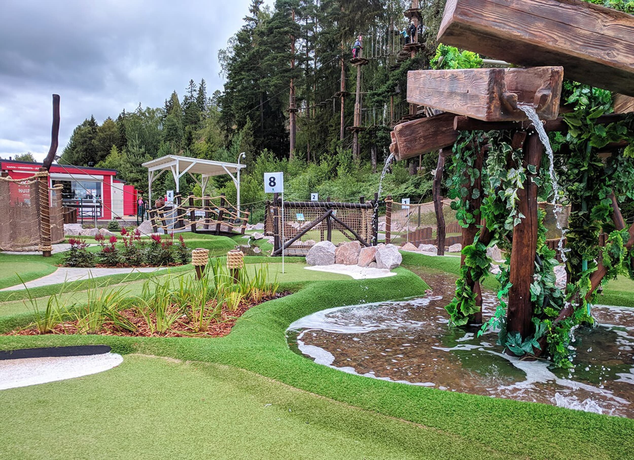 Seikkailupuisto Huipun Seikkailuminigolf lapselle | Espoo