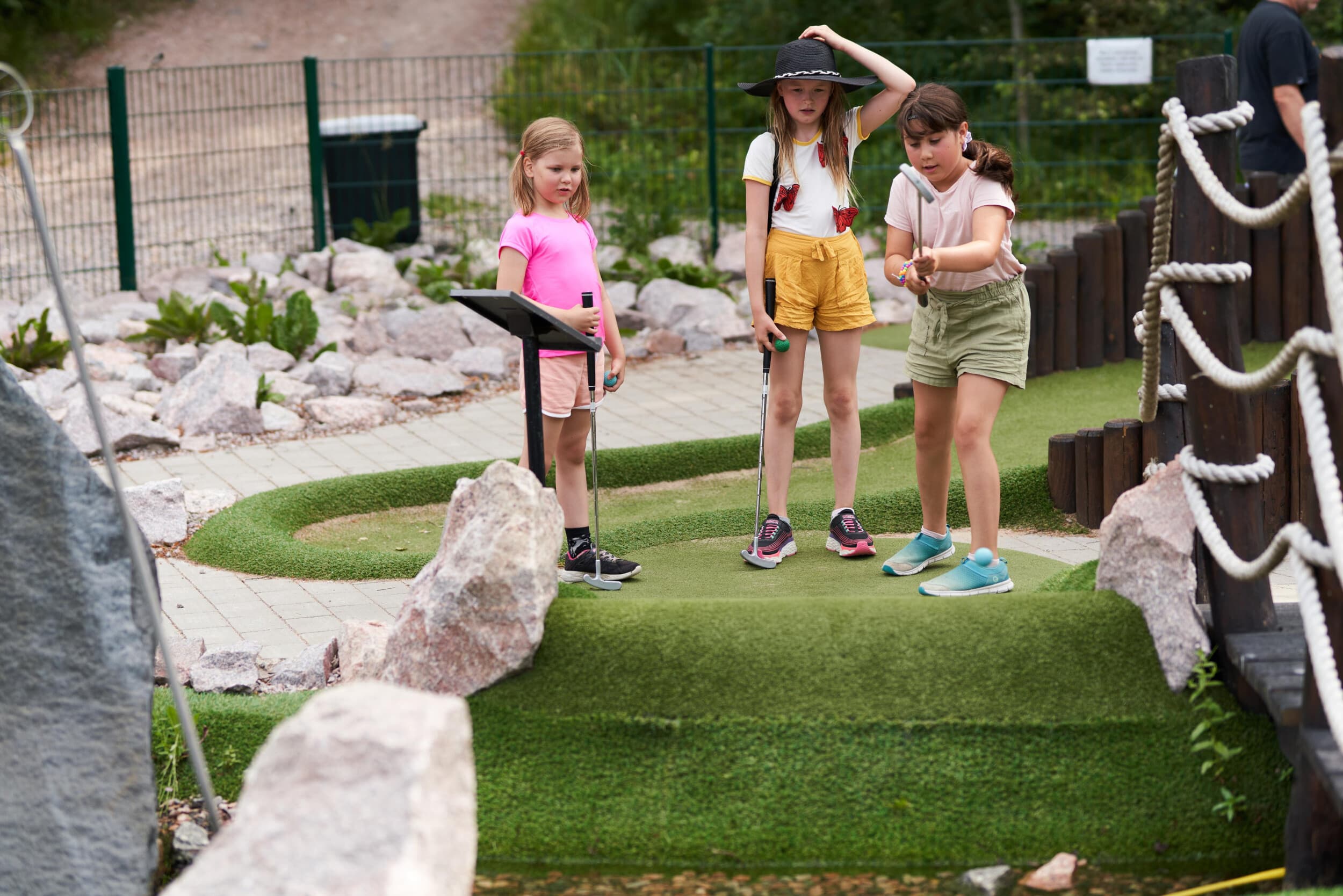 Seikkailupuisto Huipun Seikkailuminigolf lapselle | Espoo