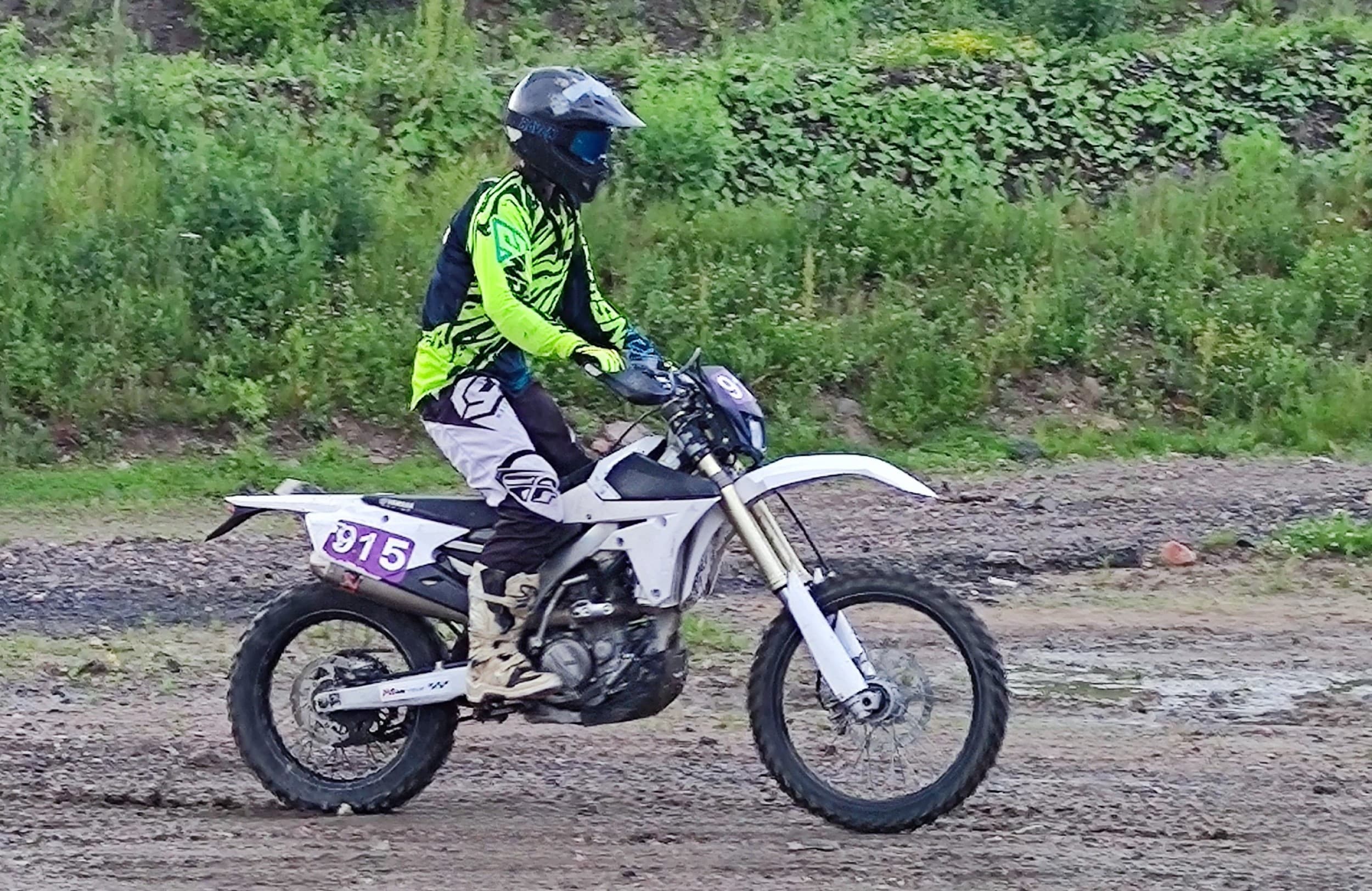 Enduro/motocross ajoelämys aikuiselle | Useampi paikkakunta | Elamyslahjat