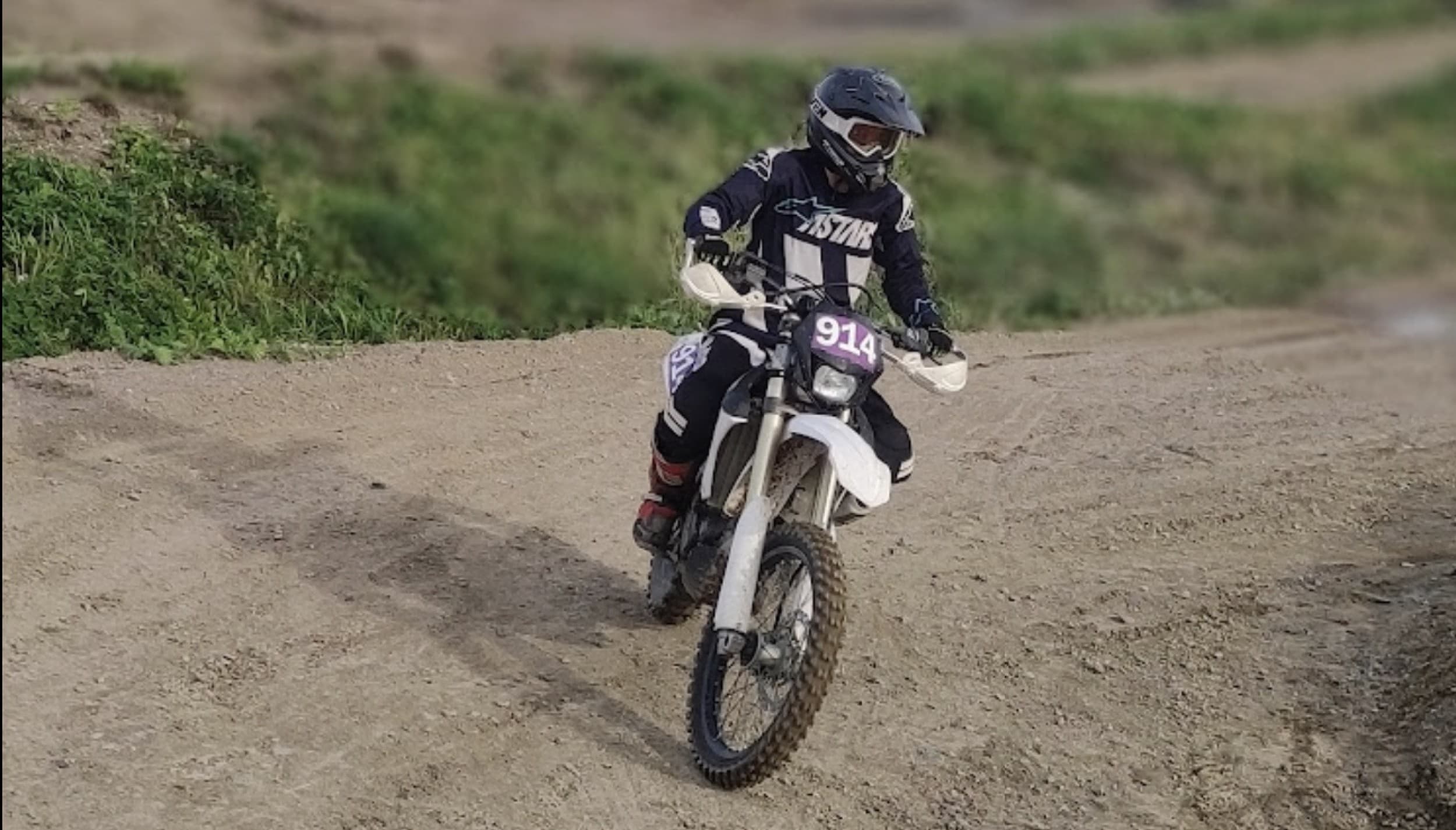 Enduro/motocross ajoelämys aikuiselle | Useampi paikkakunta | Elamyslahjat