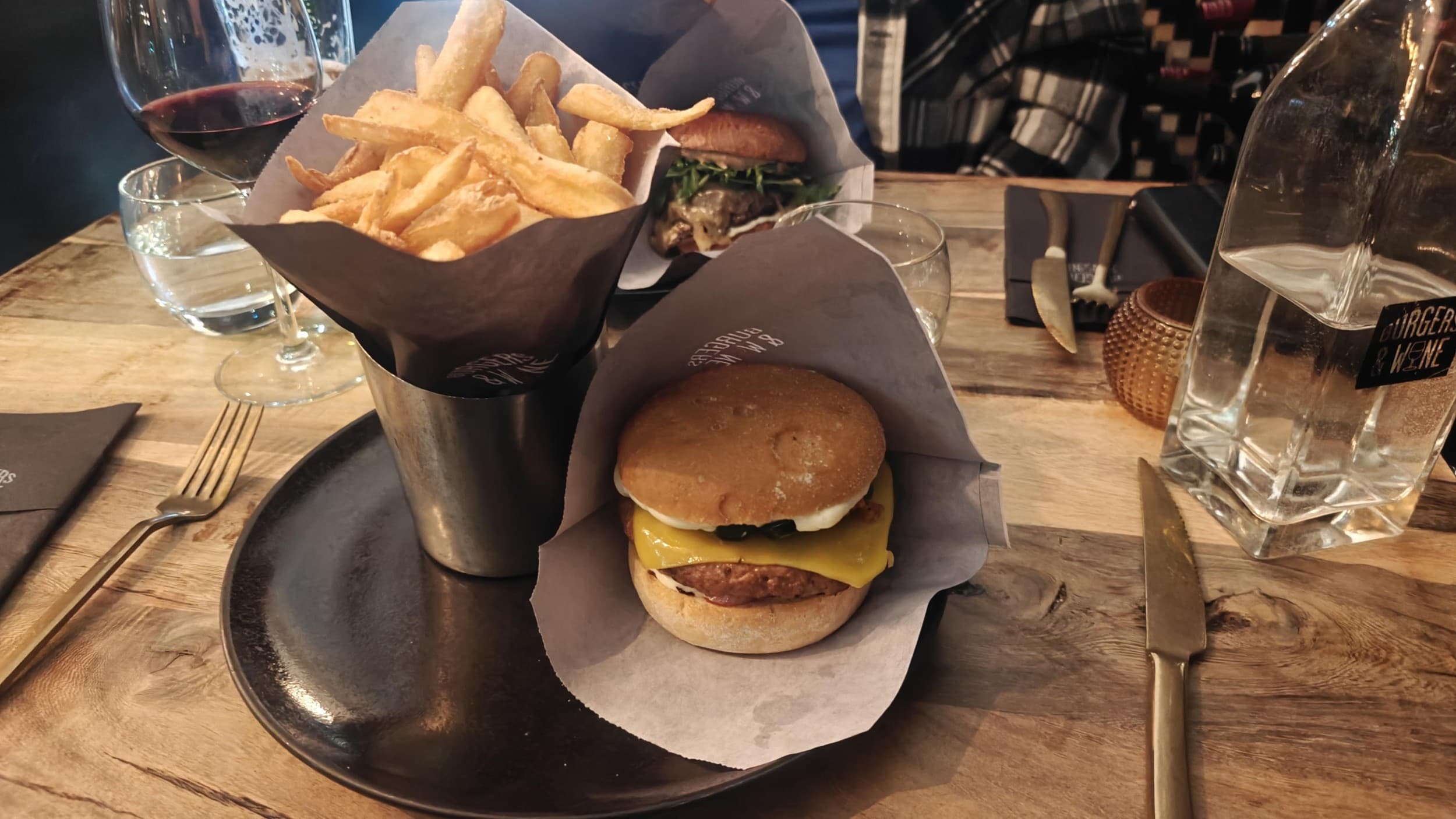 Ruokaelämys Burgers & Wine -ravintolassa 100€ | Helsinki