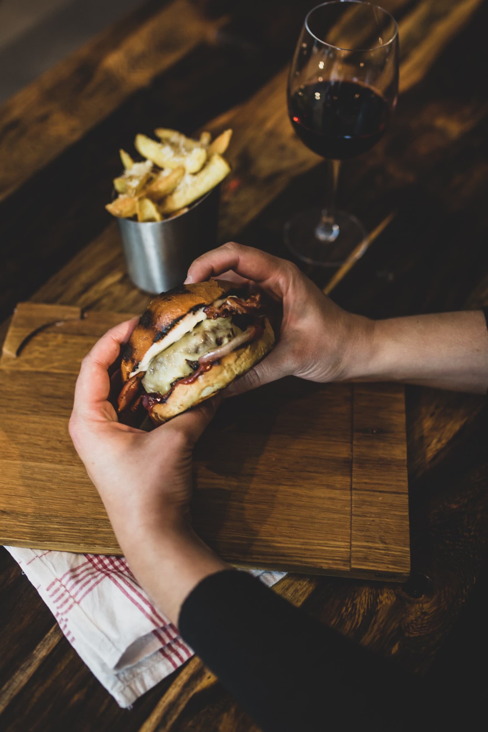 Neljän ruokalajin menu Burgers & Wine -ravintolassa kahdelle | Helsinki