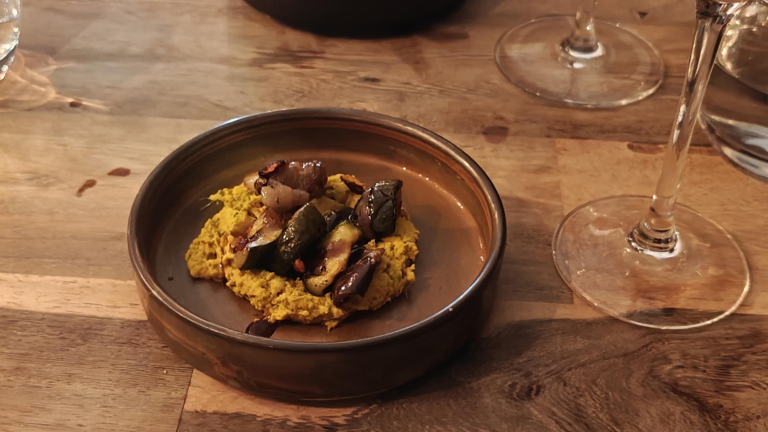 Neljän ruokalajin menu Burgers & Wine -ravintolassa kahdelle | Helsinki