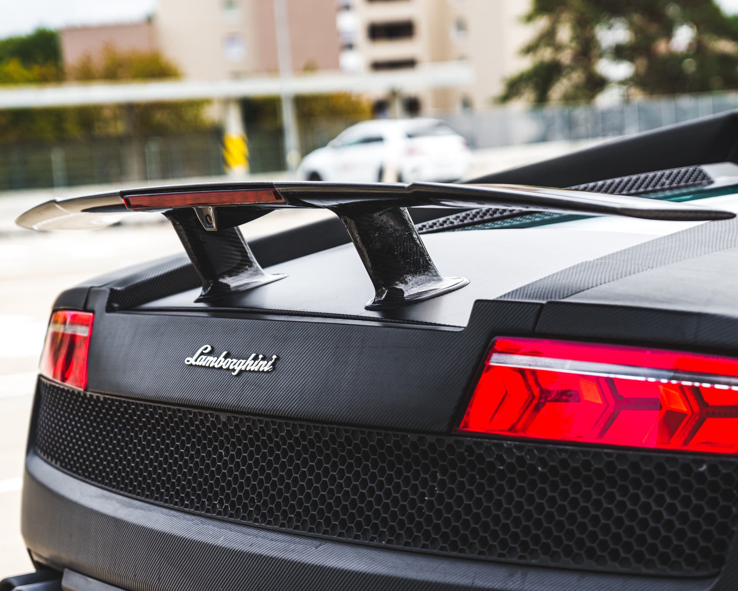 Ferrari vs Lamborghini -ajoelämys Kiikalan lentokentällä | Kiikala