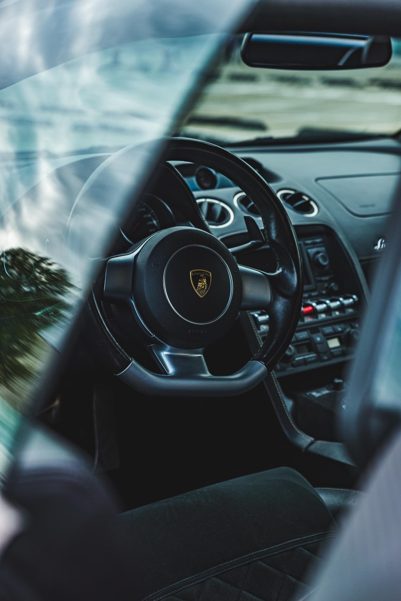 Ferrari vs Lamborghini -ajoelämys Kiikalan lentokentällä | Kiikala