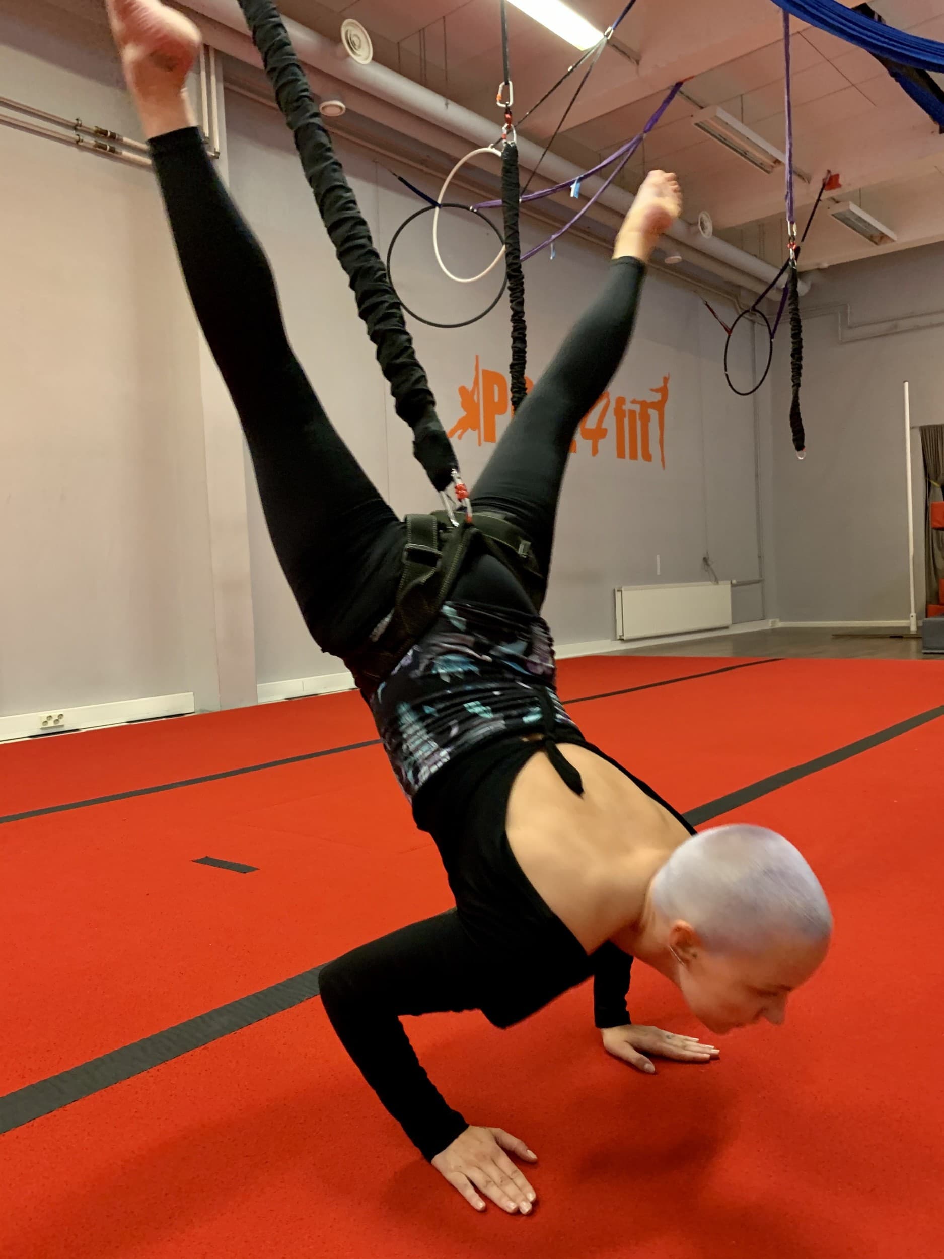 Akrobaattinen yksityistunti kahdelle - Pole4Fit | Helsinki | Espoo | Elamyslahjat