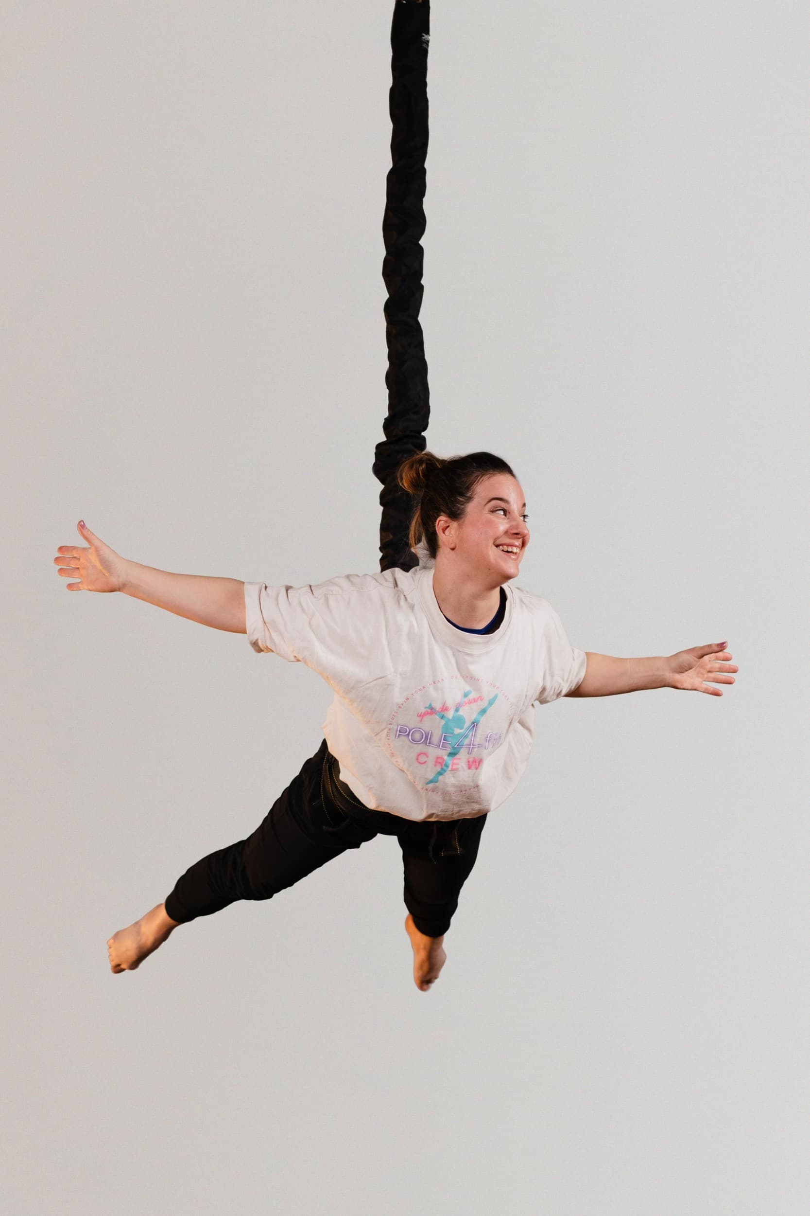 Aerial bungee yksityistunti 4:lle - Pole4Fit | Helsinki | Elamyslahjat
