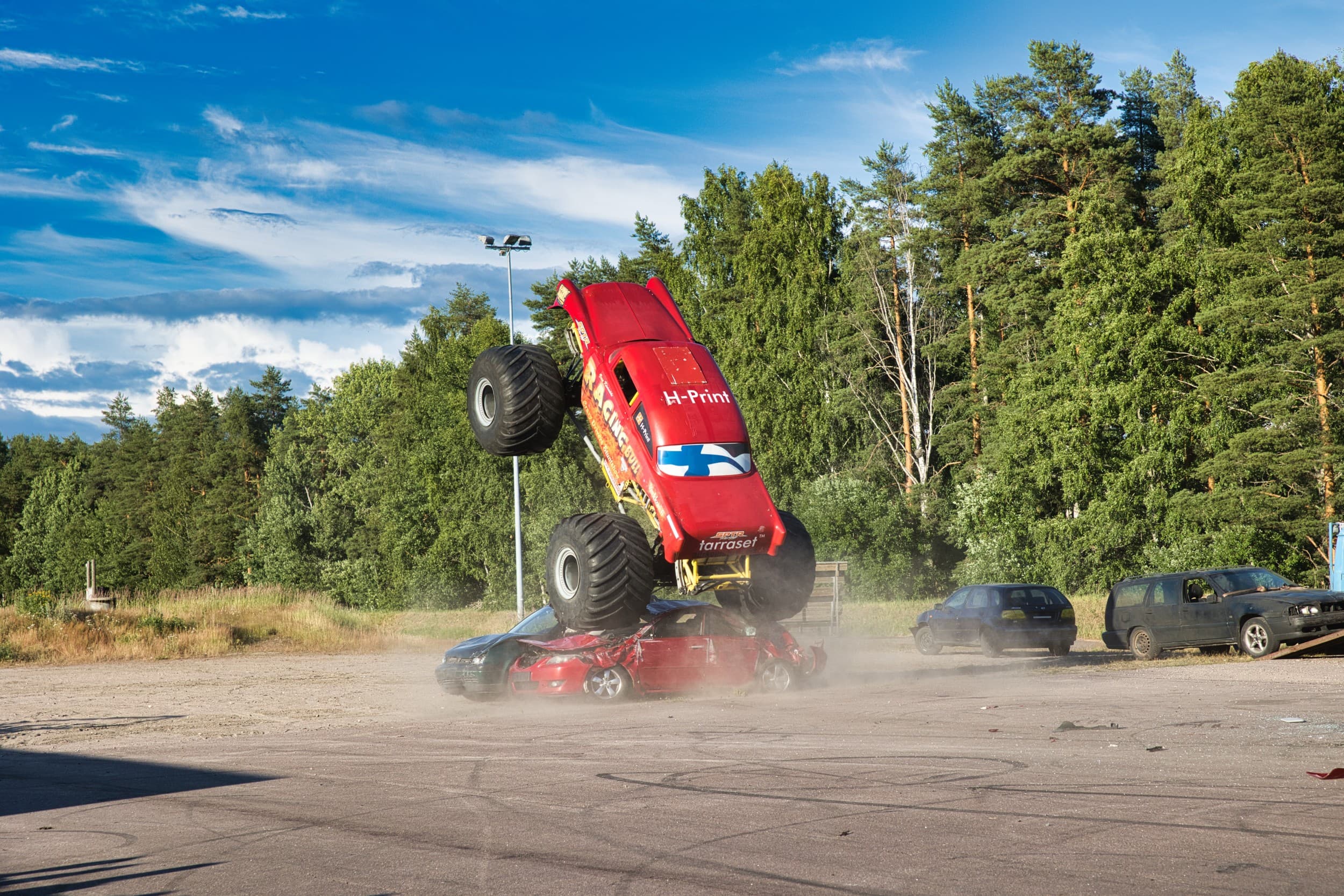 Monster truck -ajoelämys | Kauhava