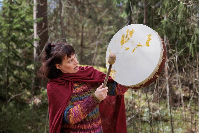Voimanaisen shamaani- ja loitsulaulu 30 min