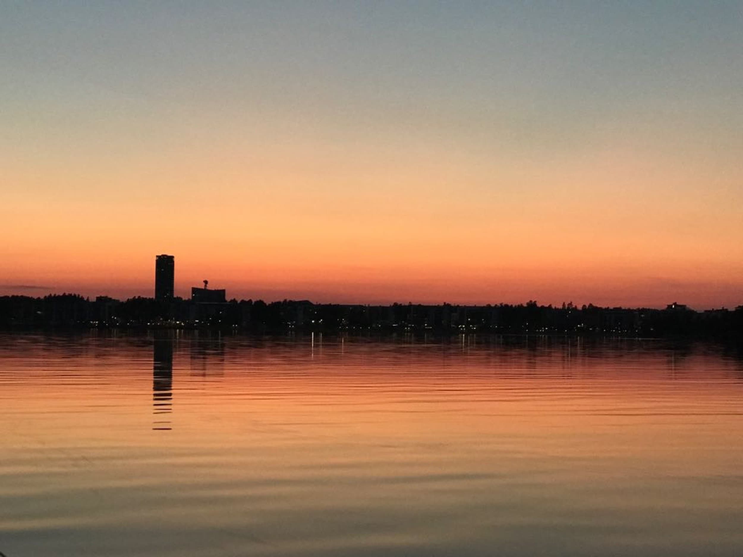 Iltapurjehdus Helsingin edustalla kolmelle | Helsinki
