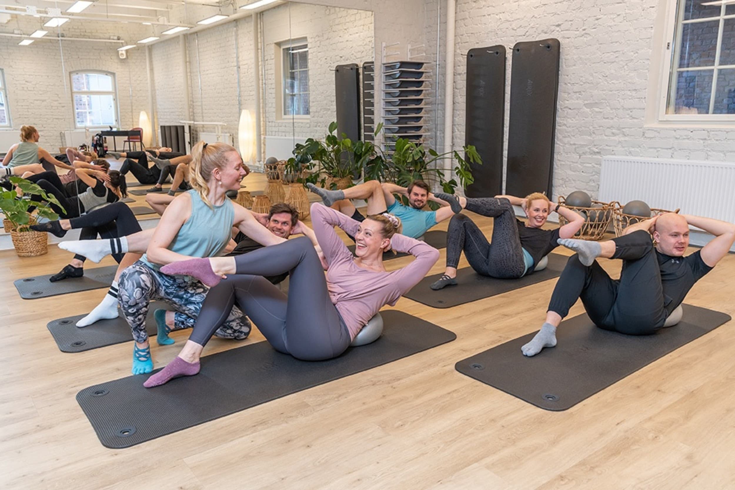 Pilateksen tai laitepilateksen yksityistunti kolmelle 60 min | Helsinki | Elamyslahjat