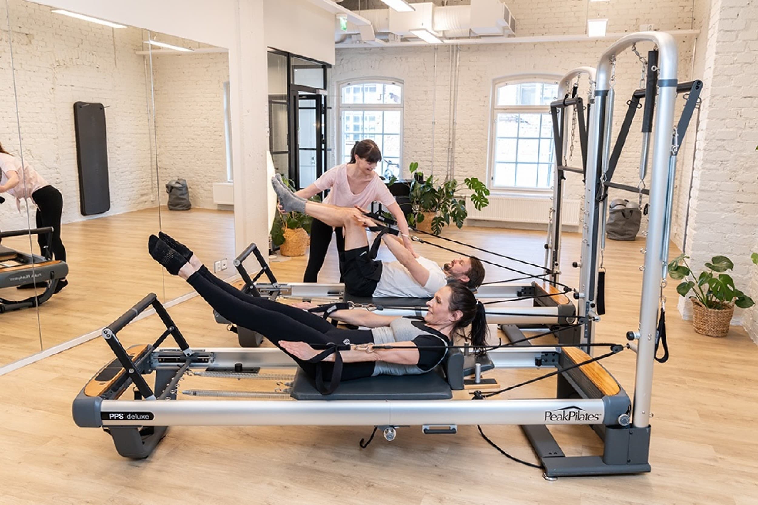 Pilateksen tai laitepilateksen yksityistunti kolmelle 60 min | Helsinki | Elamyslahjat