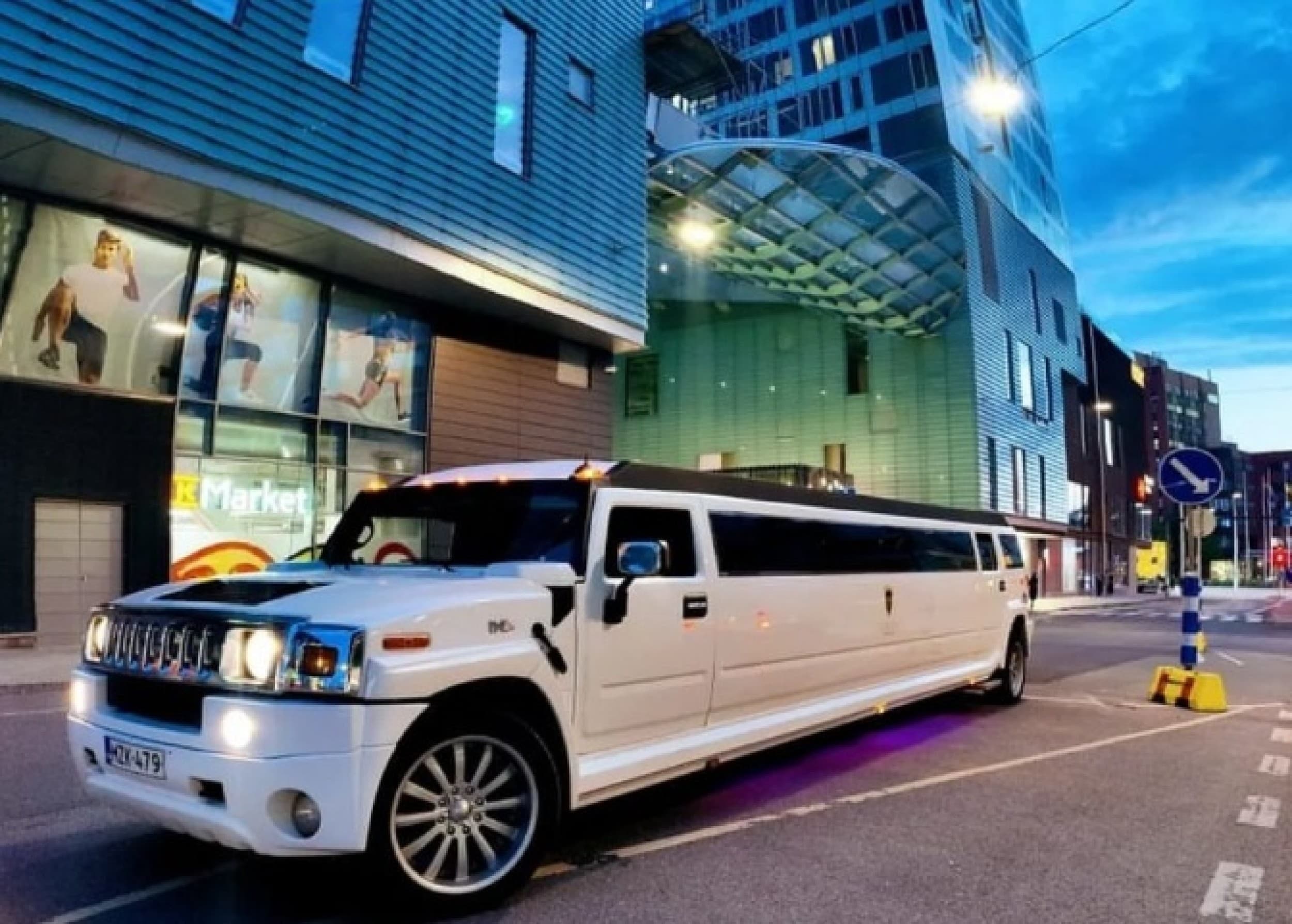 Hummer H2 -limusiinikyyditys 60 min 1-17:lle | Helsinki