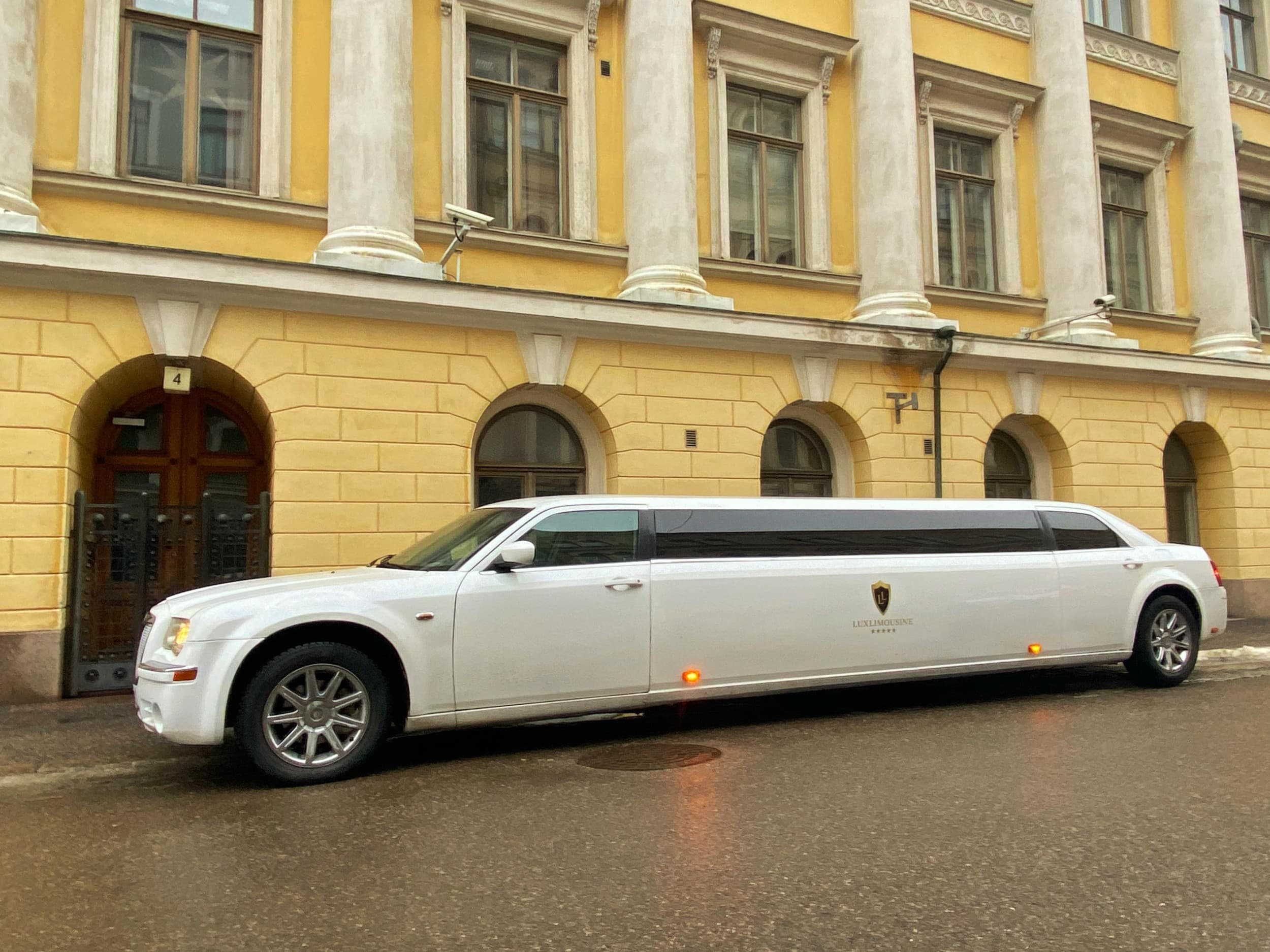 Chrysler-limusiinikyyditys 60 min 1-8:lle | Helsinki | Elamyslahjat