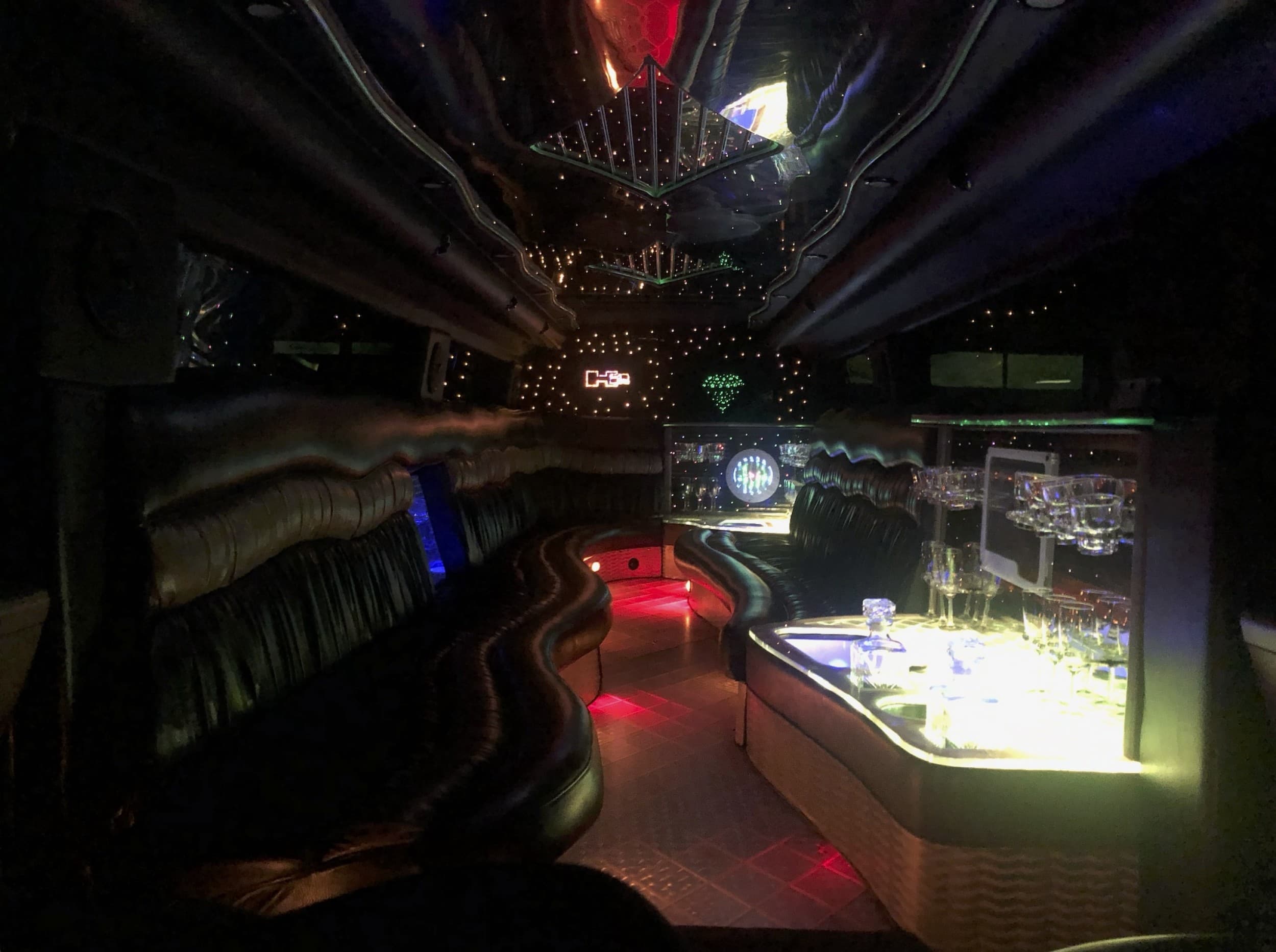 Hummer H2 -limusiinikyyditys 120 min 1-17:lle | Helsinki