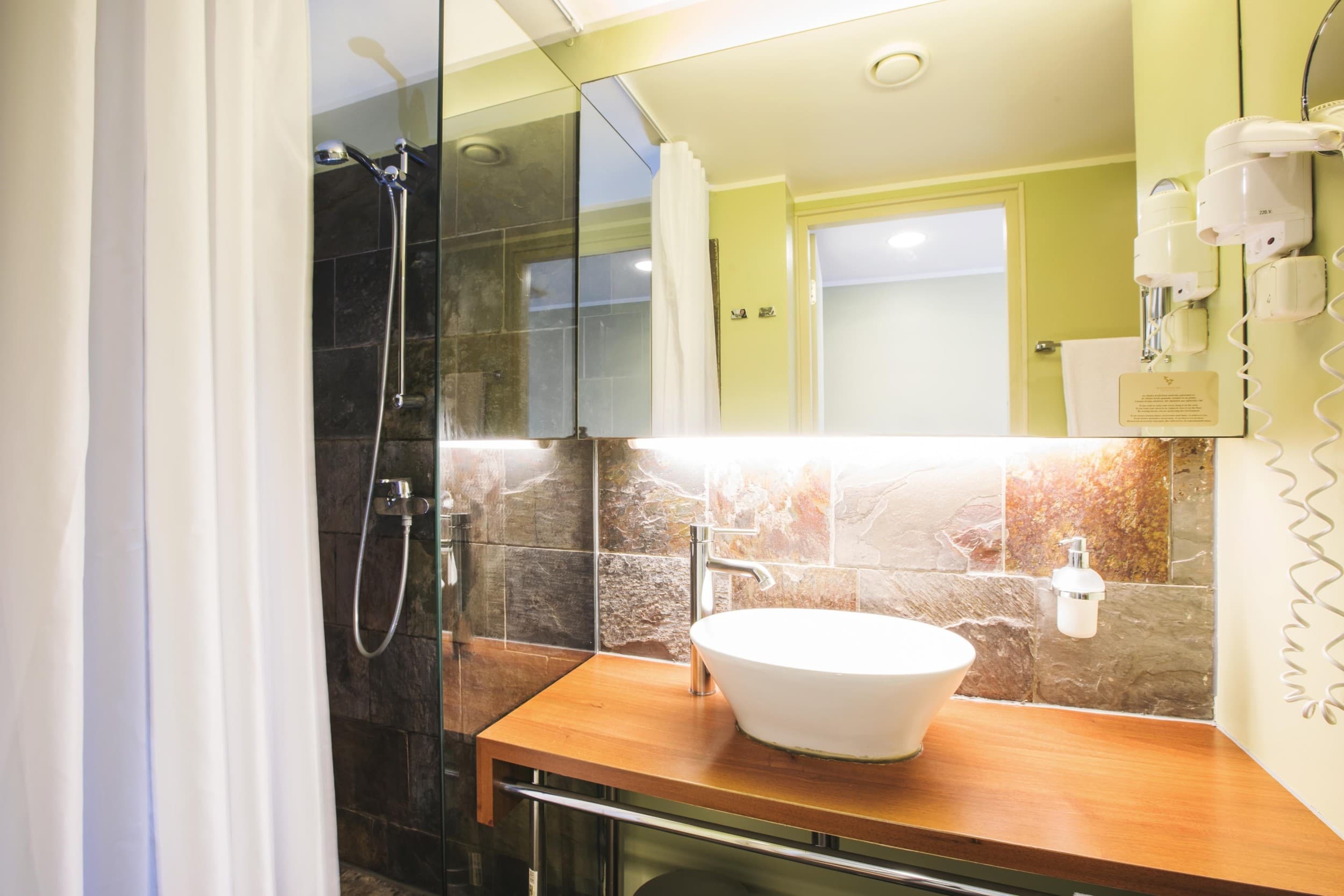 Kevät- ja syyskauden majoitus Premium-huoneessa kahdelle (1 yö) - Hotel Jurmala Spa | Latvia