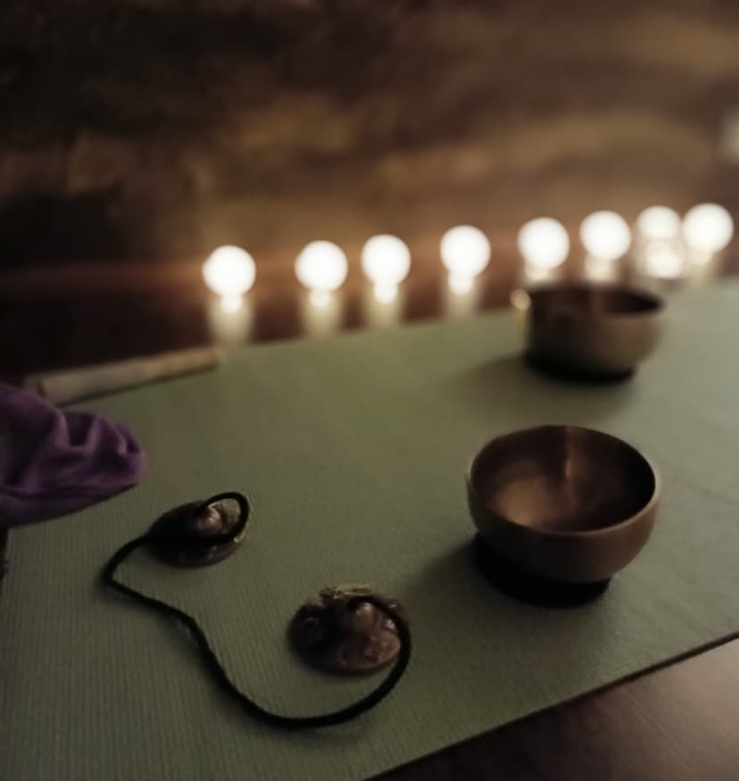 Palauttava jooga ja sointukylpyrentoutus neljälle 90min | Tuusula