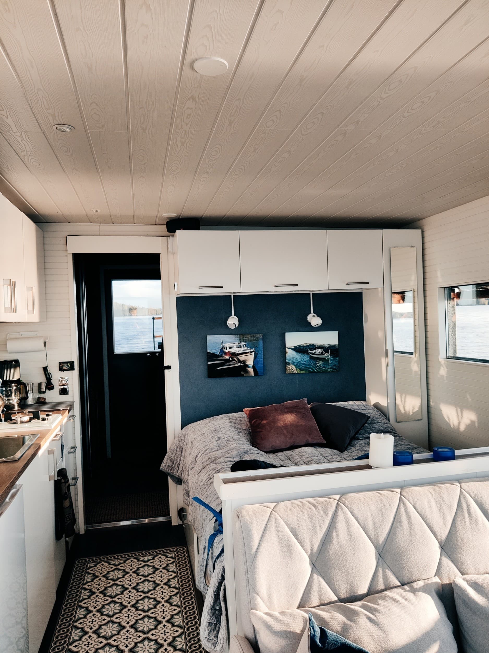 Houseboat Lohjan Helmi - 1vrk yöpyminen sesonkiajan ulkopuolella | Lohja | Elamyslahjat