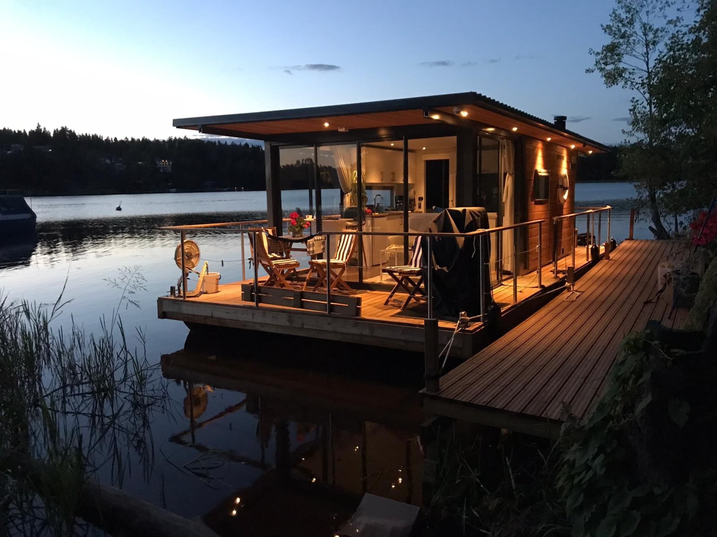 Houseboat Lohjan Helmi - 1vrk yöpyminen sesonkiajan ulkopuolella | Lohja | Elamyslahjat