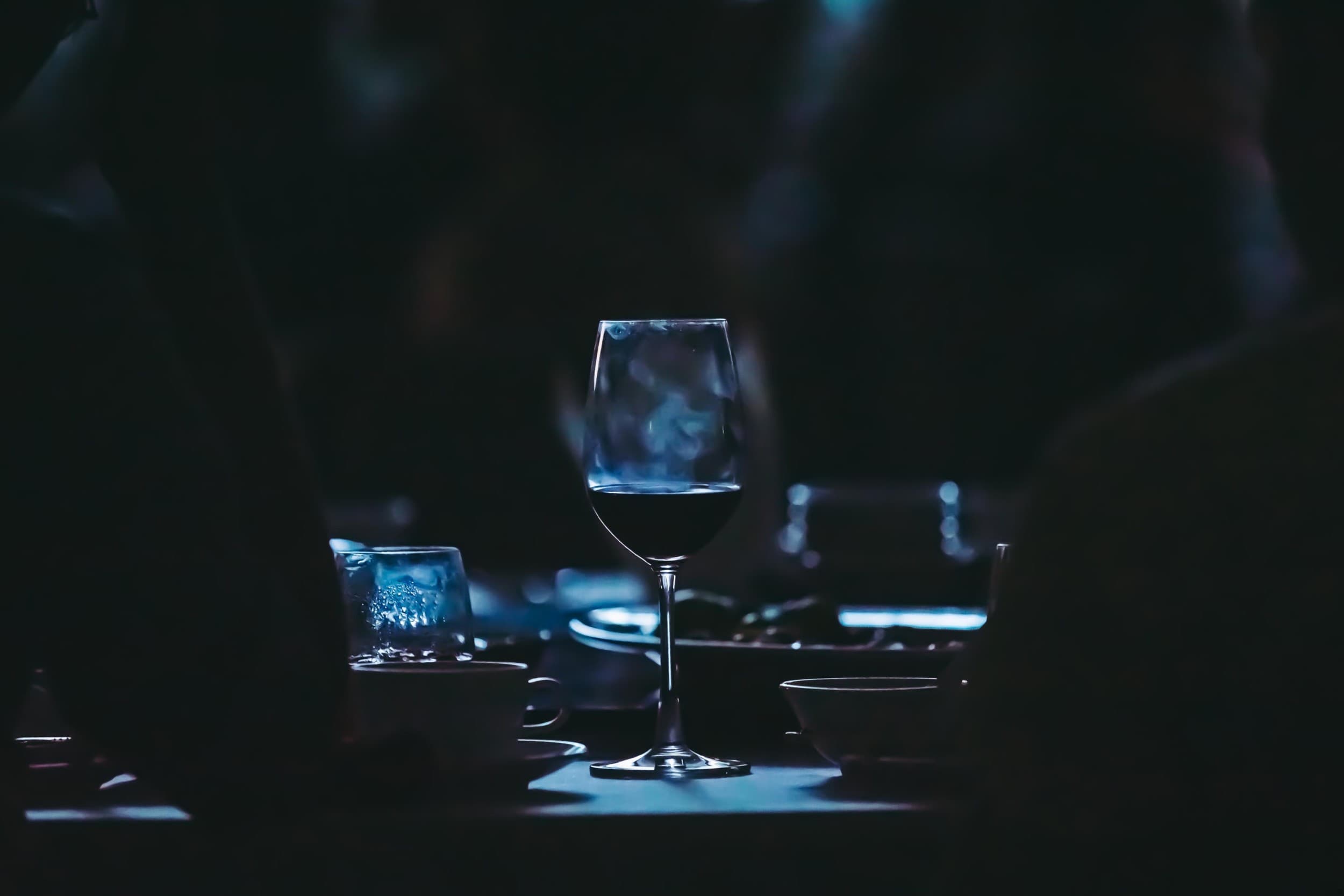 VIP Dine in the Dark - Illallinen pimeässä yhdelle viinipaketilla | Helsinki | Elamyslahjat