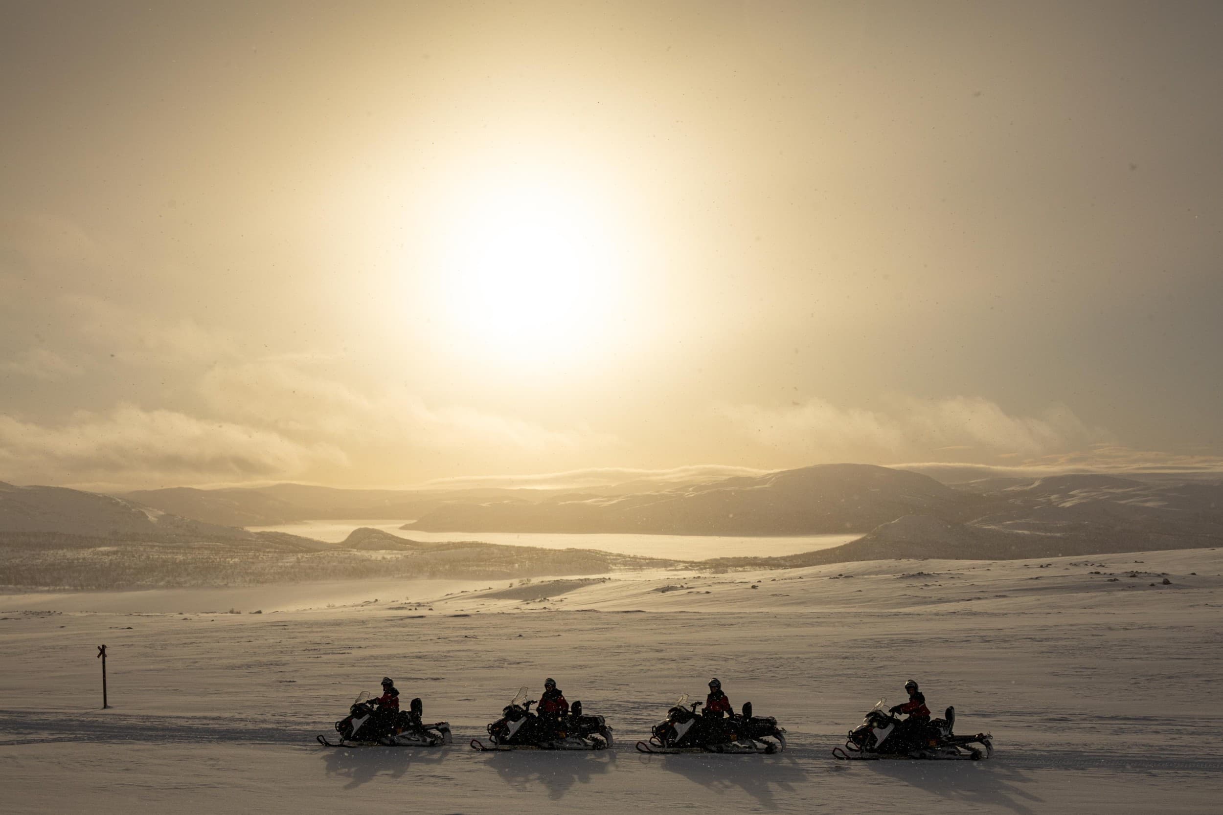 Haltitunturin huiputus moottorikelkoilla | Kilpisjärvi | Elamyslahjat