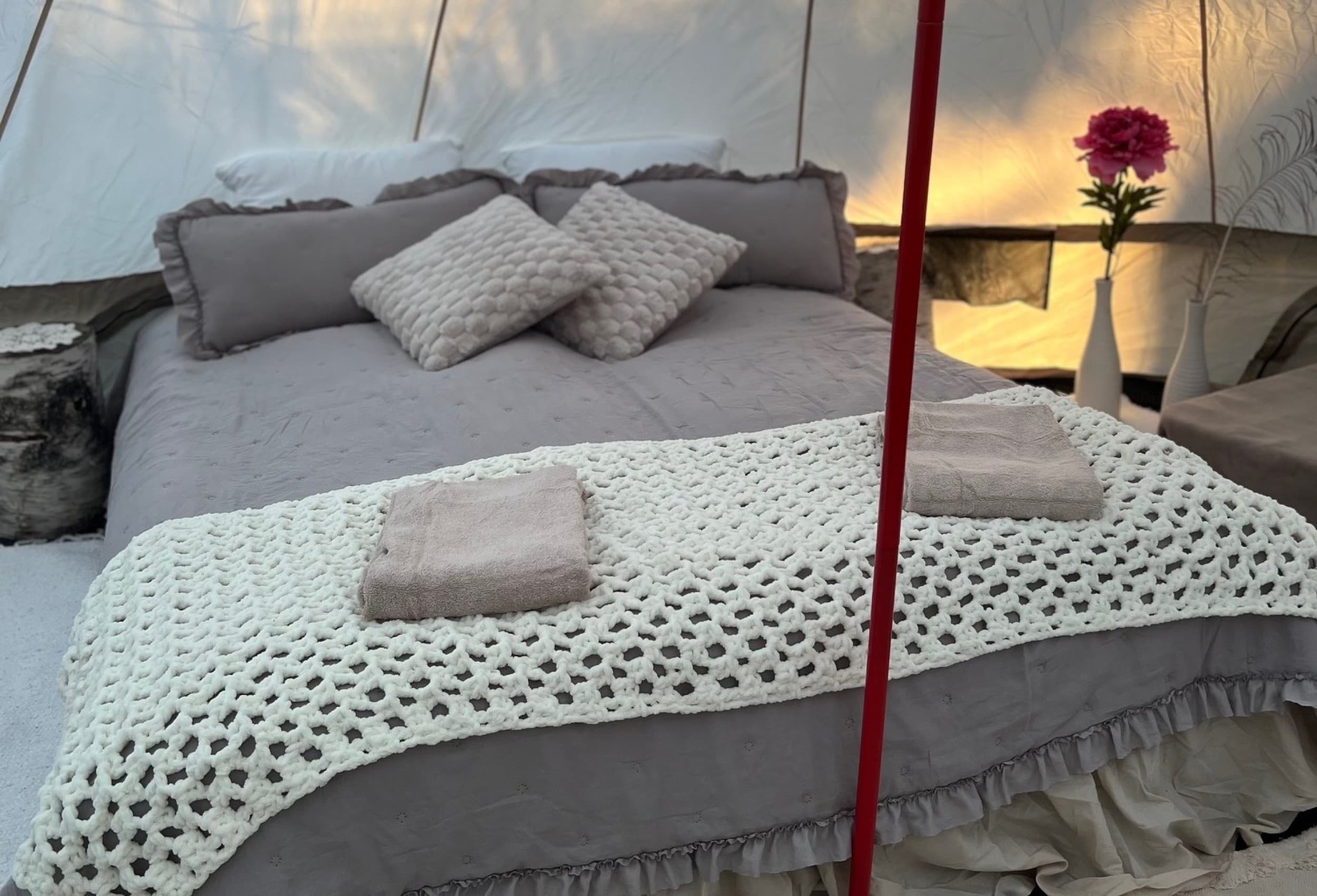 Majoitus Glamping-teltassa eläinten ympäröimänä 2 yöksi neljälle | Kokkola