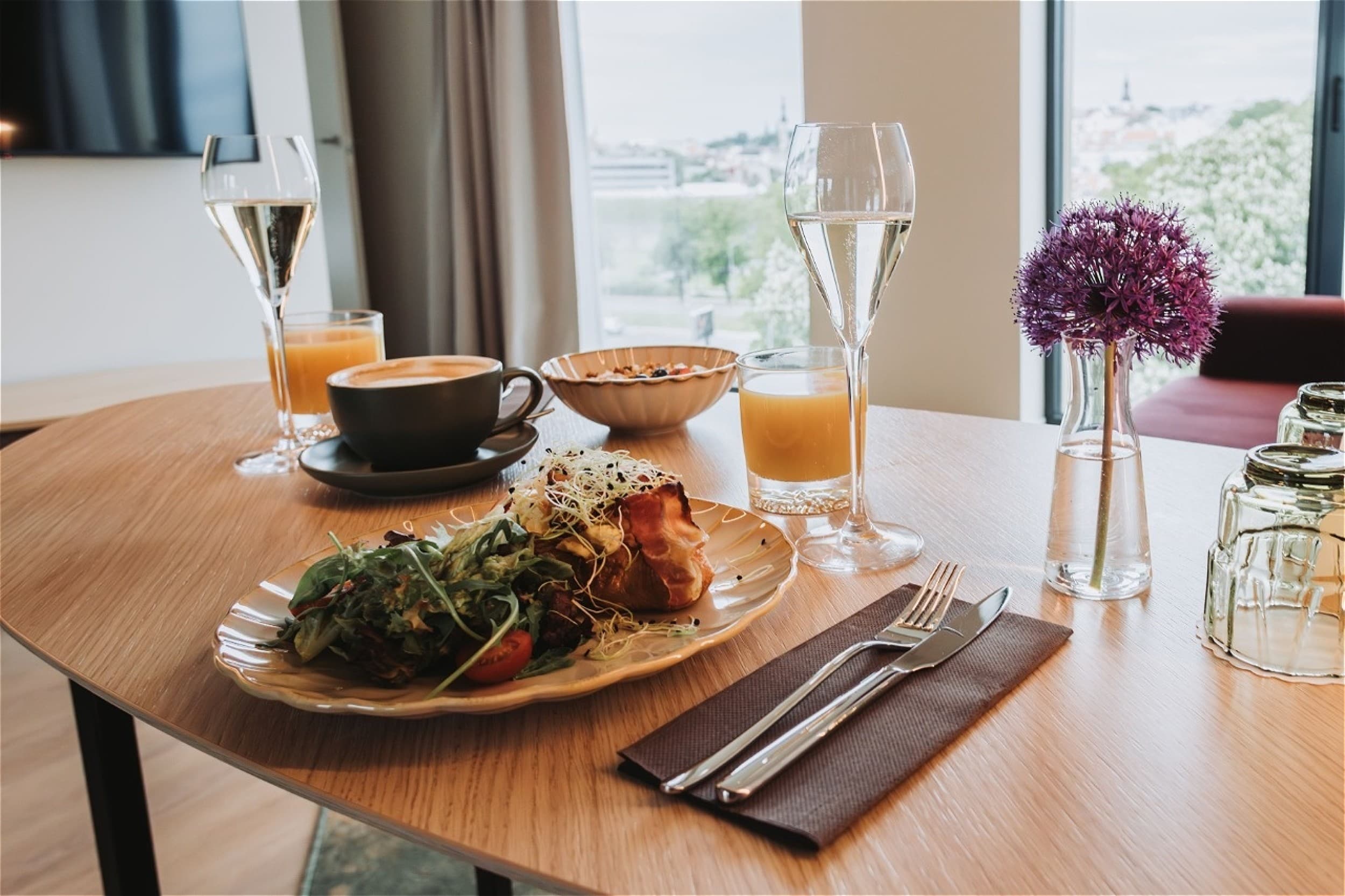 Romanttinen pako + illallinen kahdelle Novotel Hotellissa Tallinnassa | Elamyslahjat