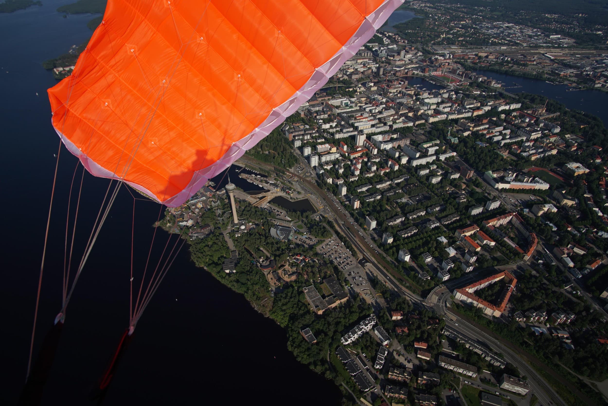 Laskuvarjohyppäämisen alkeiskurssi | Tampere | Elamyslahjat