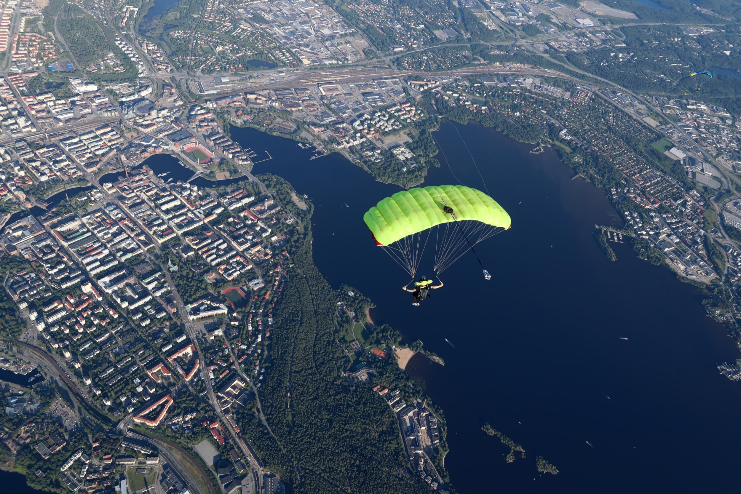 Laskuvarjohyppäämisen alkeiskurssi | Tampere | Elamyslahjat