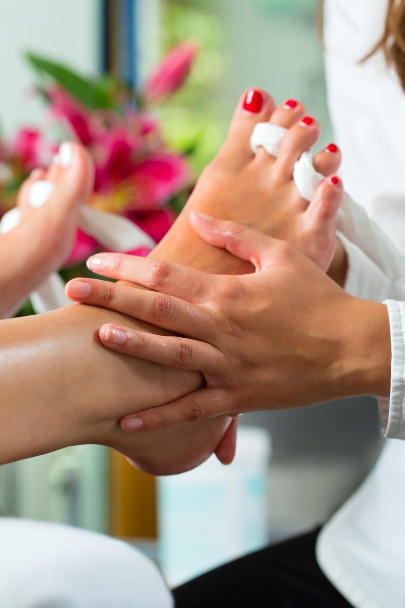 Klassinen jalkahoito kynsien lakkauksella | Turku