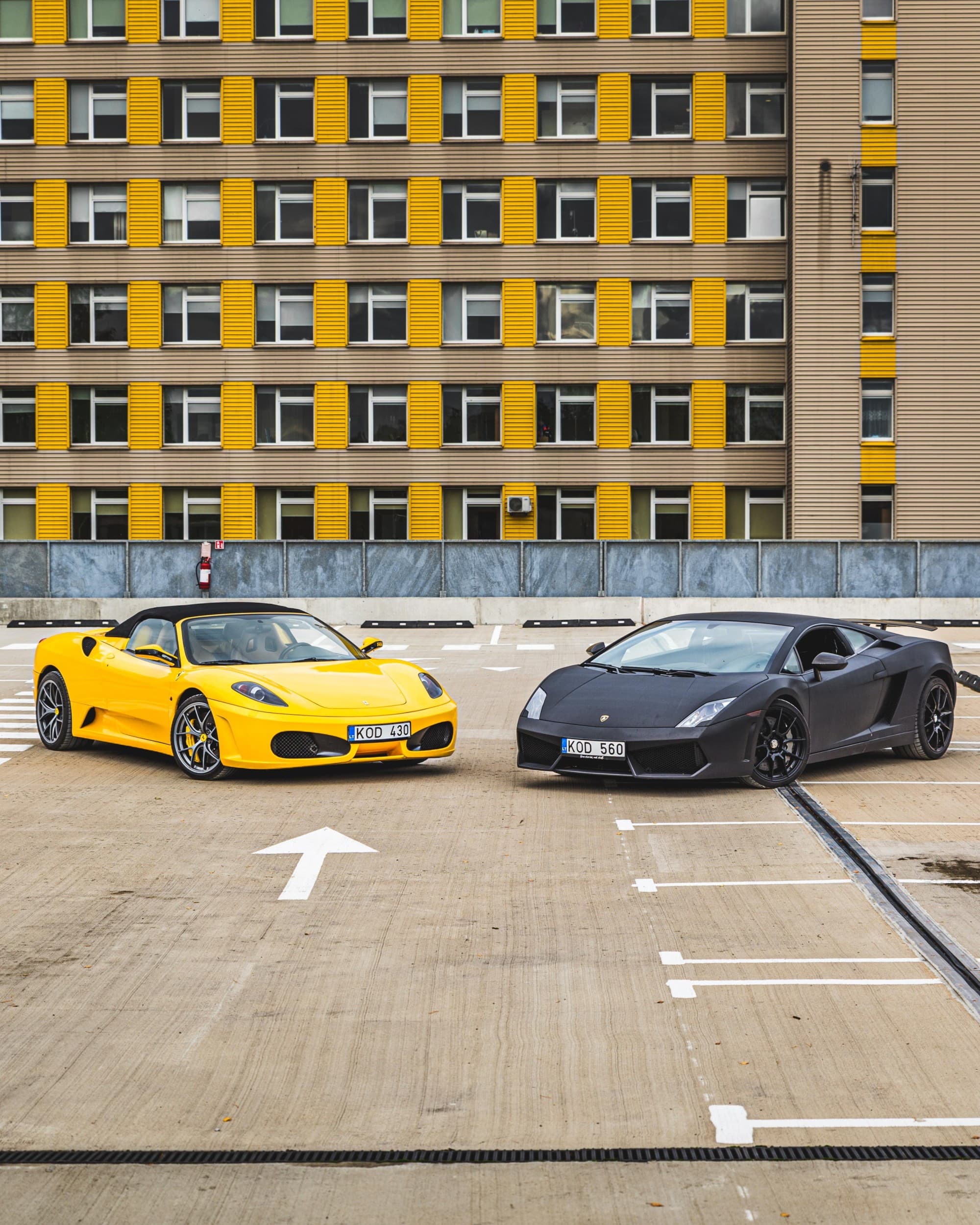 Ferrari vs Lamborghini -ajoelämys Kiikalan lentokentällä | Kiikala