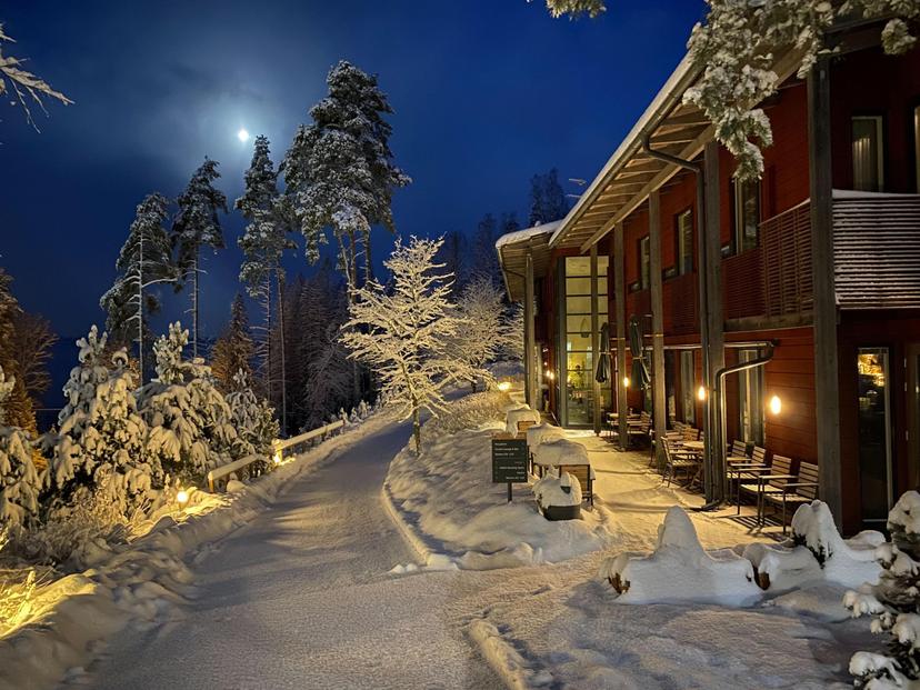 Kahden yön hemmotteluloma pariskunnille Nuuksion kansallispuistossa | Espoo