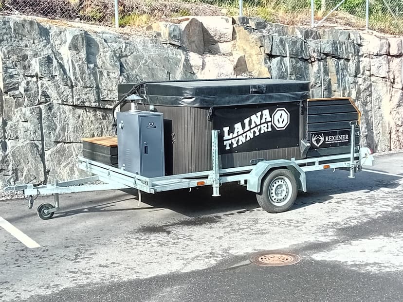 Luksuselämys pyörillä - Autolla siirrettävä Poreallaskärry | Kaarina