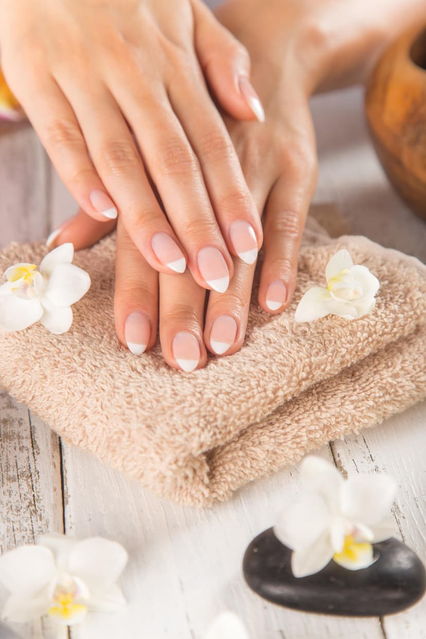 Kynsien ranskalainen geelilakkaus | Espoo